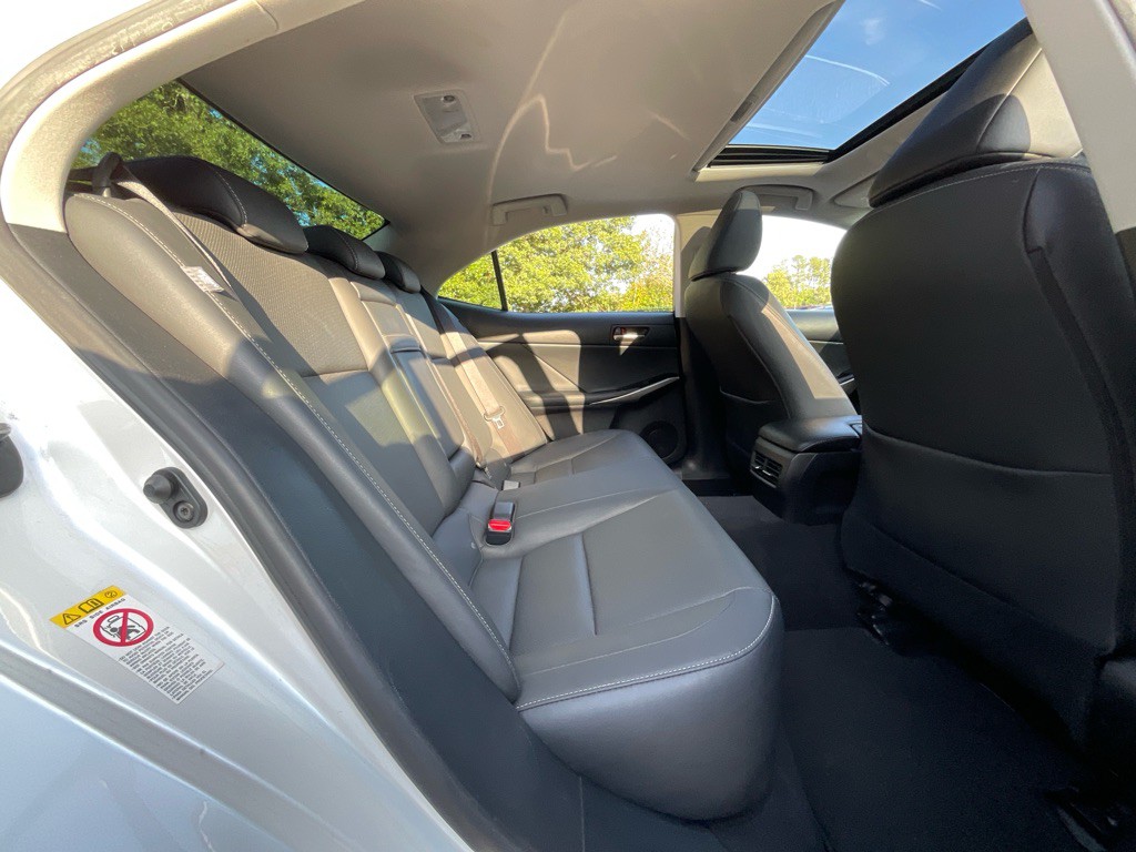 2017 Lexus IS 200t Image 29