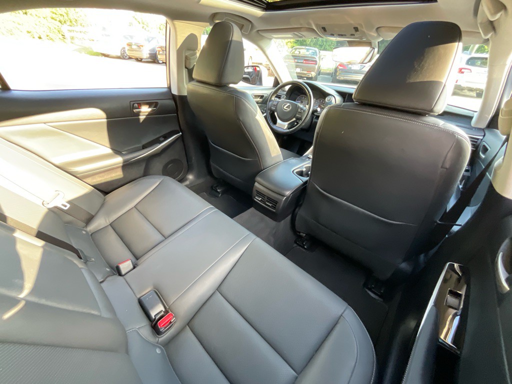 2017 Lexus IS 200t Image 30