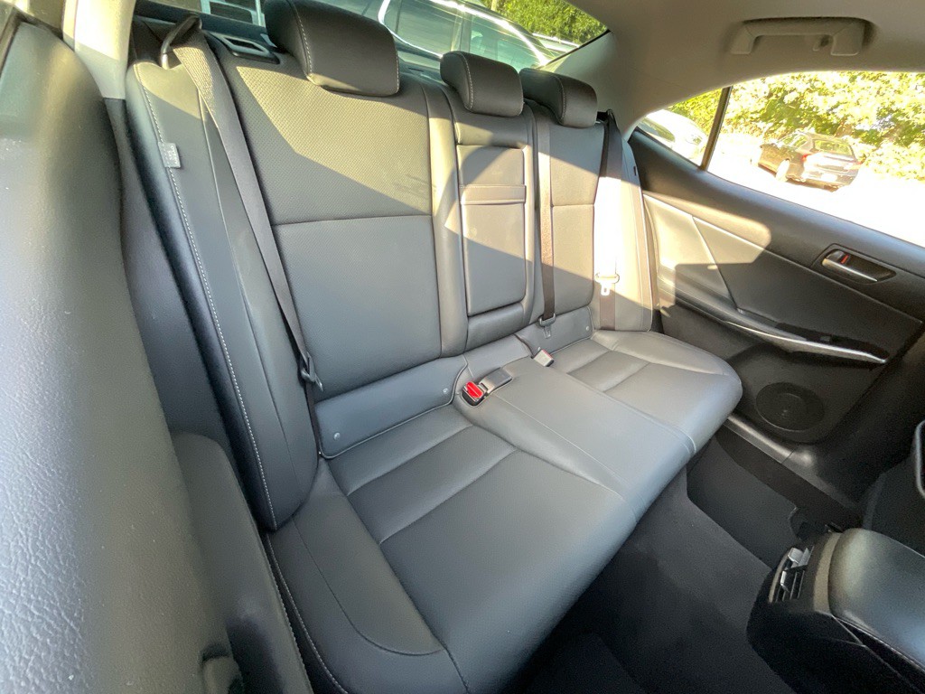 2017 Lexus IS 200t Image 31