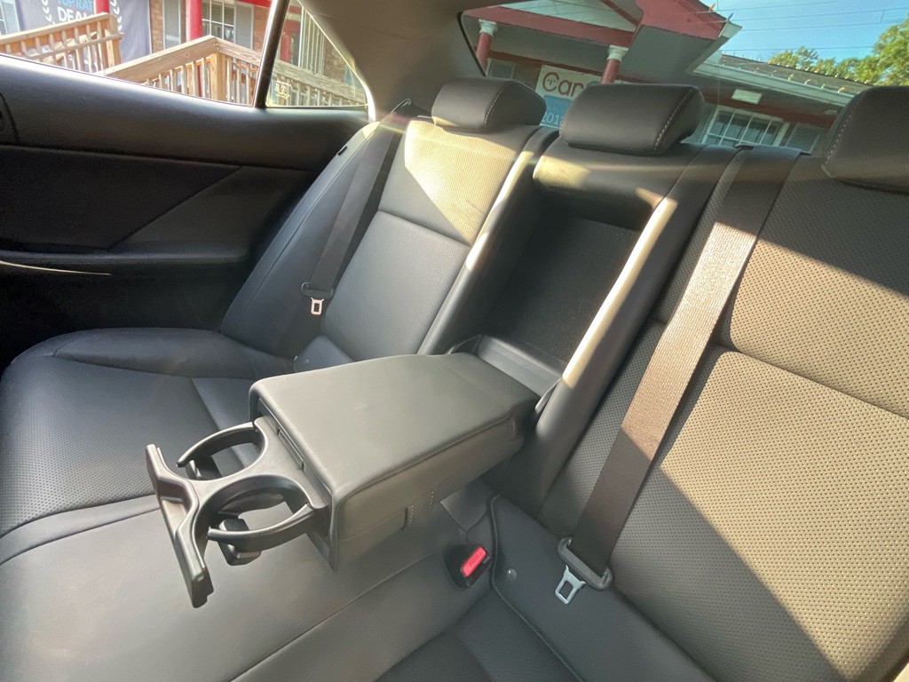 2017 Lexus IS 200t Image 32
