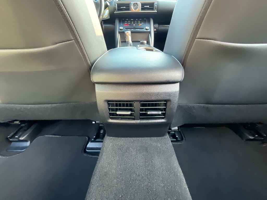 2017 Lexus IS 200t Image 33