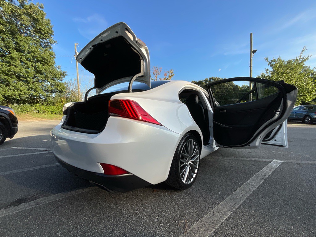 2017 Lexus IS 200t Image 34