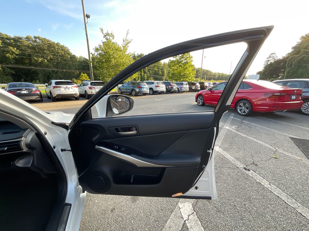 2017 Lexus IS 200t Image 41