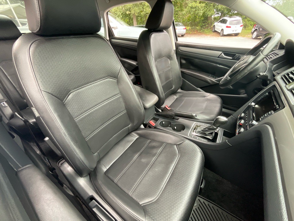 2015 Volkswagen Passat Image 18