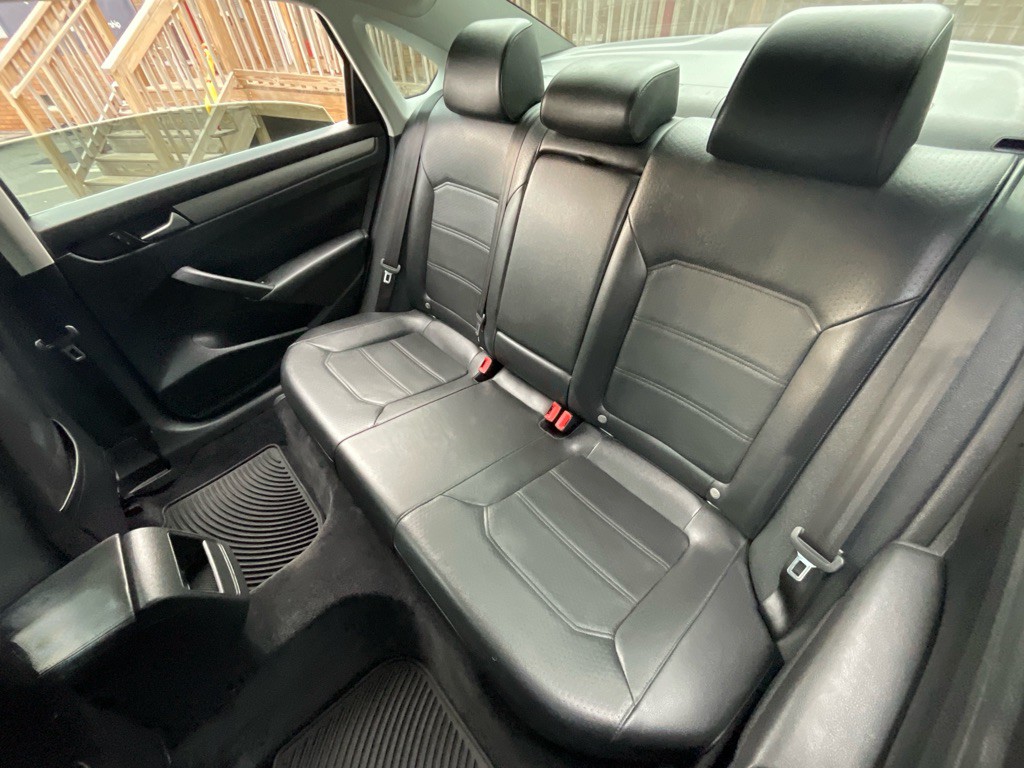 2015 Volkswagen Passat Image 28