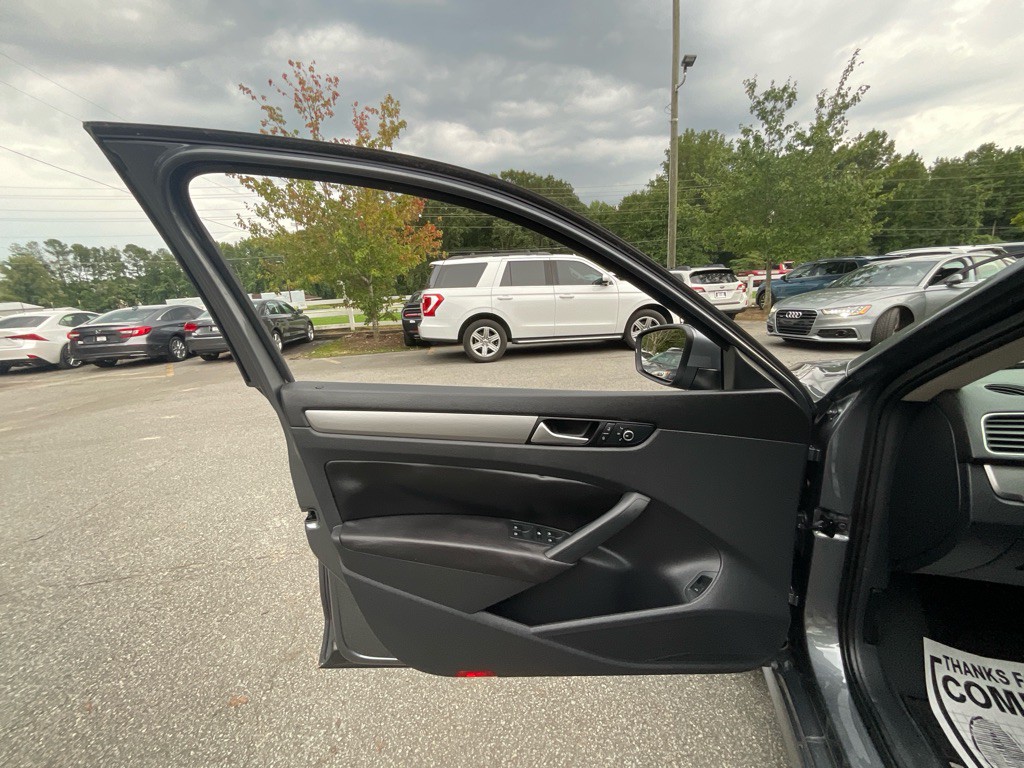 2015 Volkswagen Passat Image 36