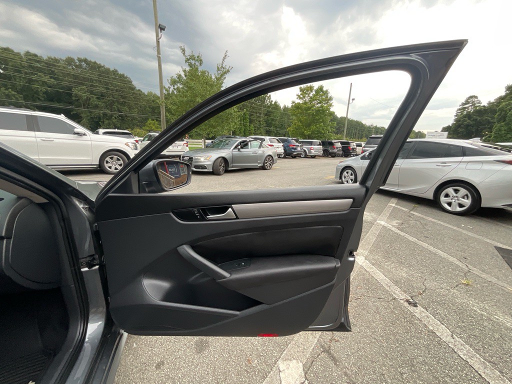 2015 Volkswagen Passat Image 40