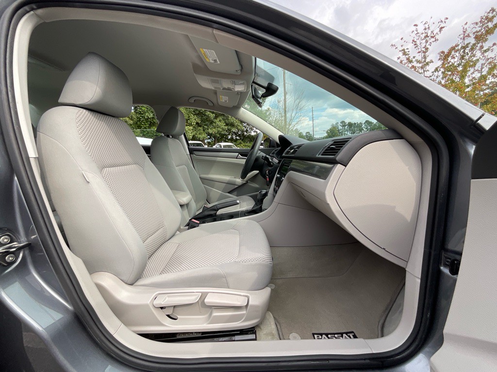 2014 Volkswagen Passat Image 17