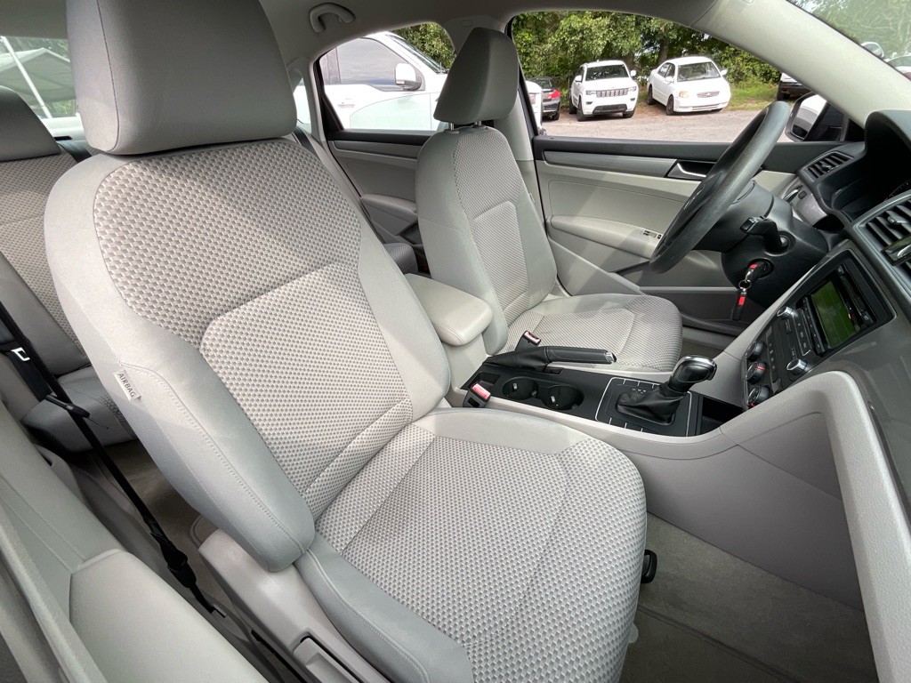 2014 Volkswagen Passat Image 19