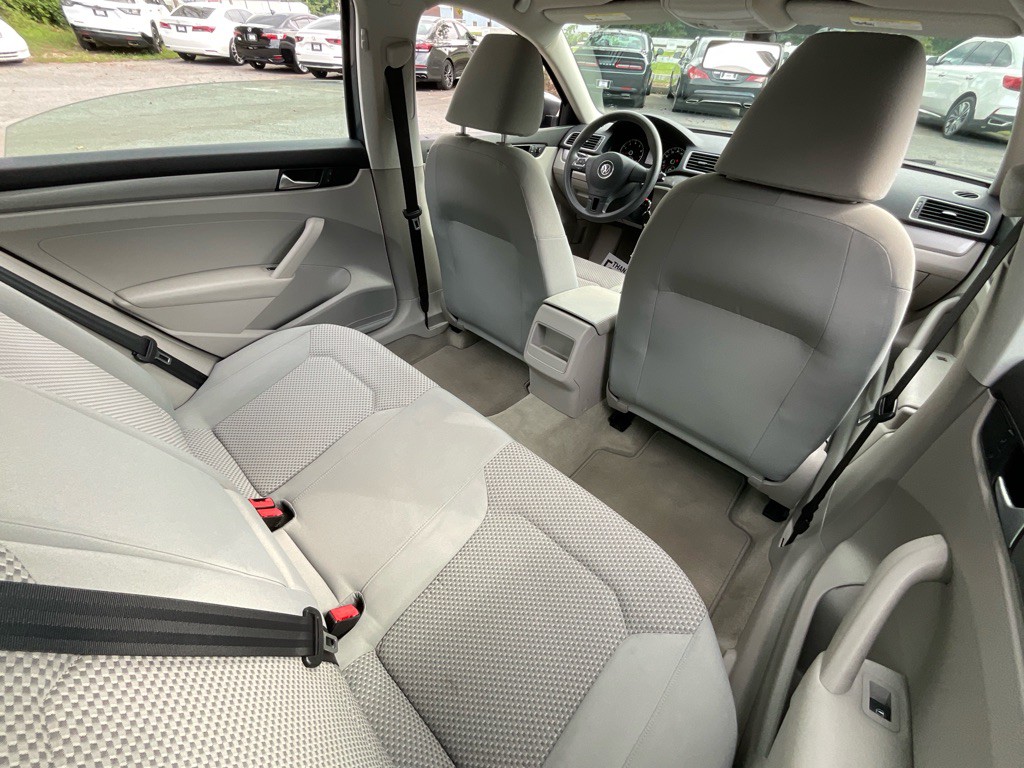 2014 Volkswagen Passat Image 30