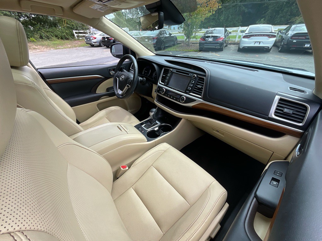 2017 Toyota Highlander Image 18