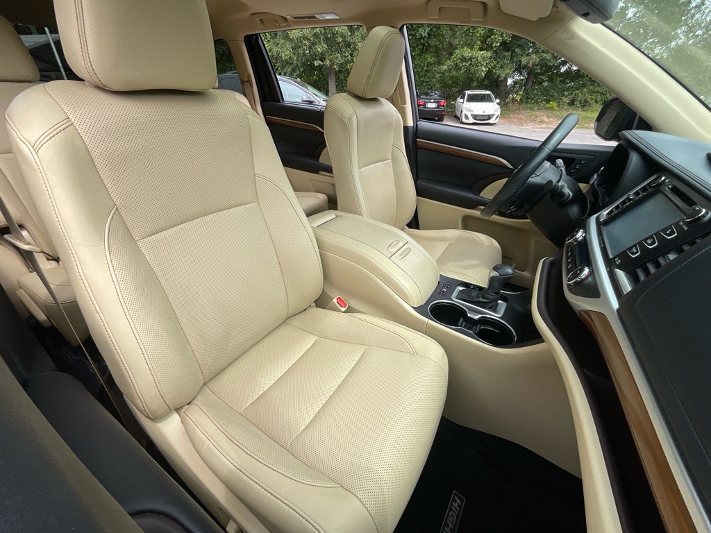 2017 Toyota Highlander Image 19