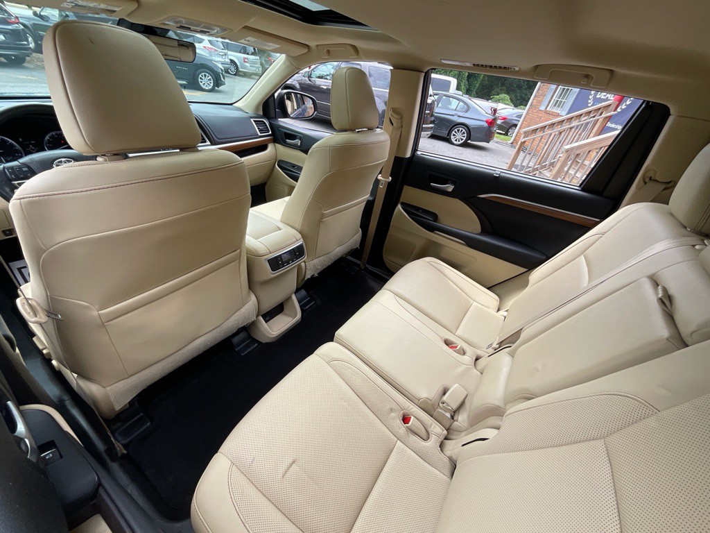 2017 Toyota Highlander Image 30