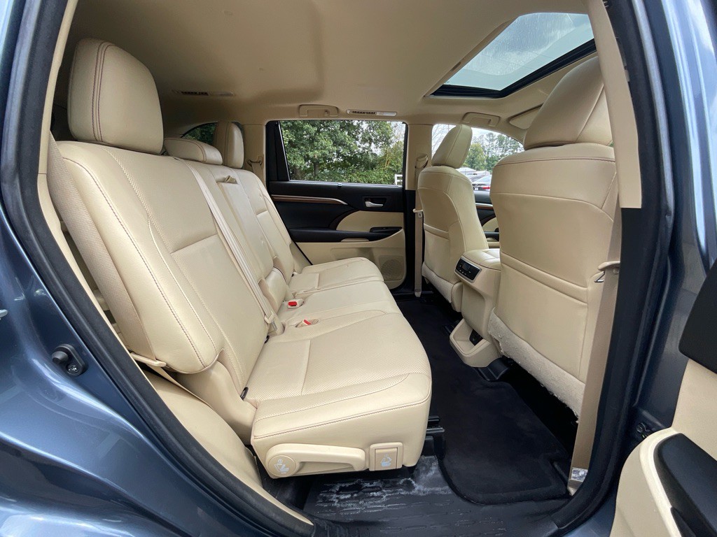 2017 Toyota Highlander Image 32