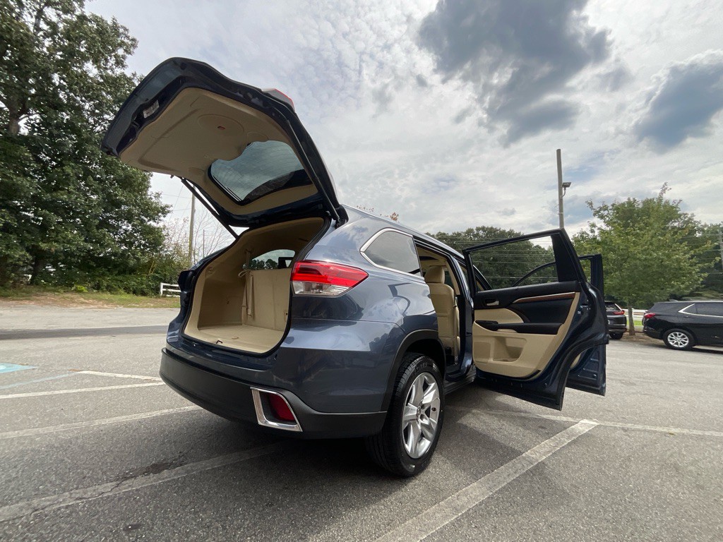 2017 Toyota Highlander Image 38
