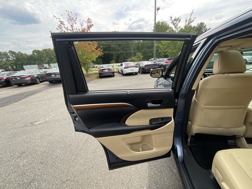 2017 Toyota Highlander Image 47