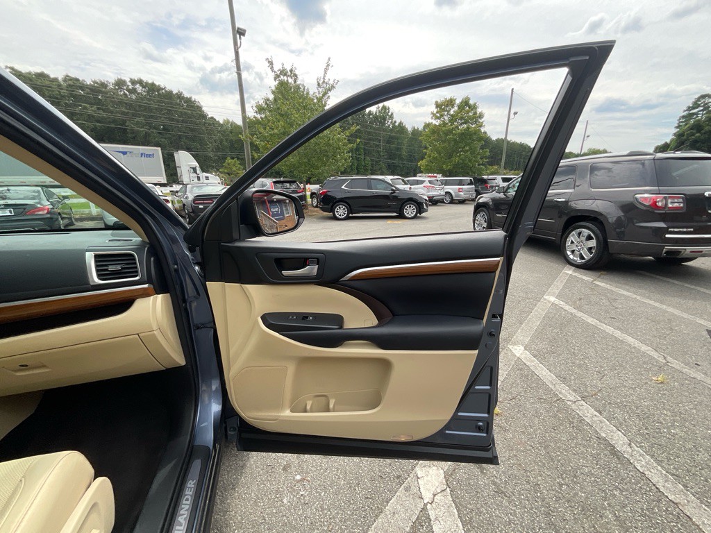 2017 Toyota Highlander Image 48