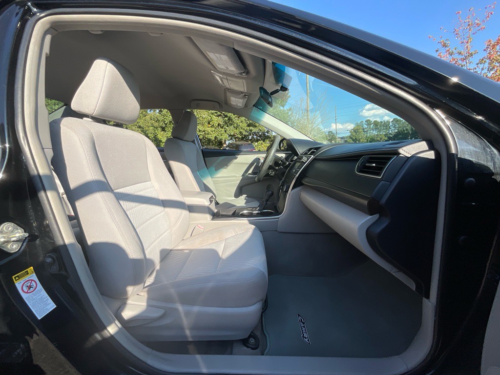 2016 Toyota Camry Image 17