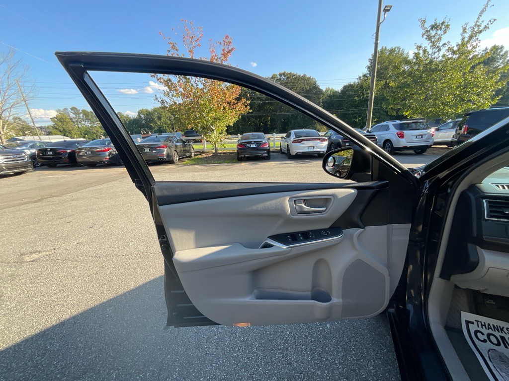 2016 Toyota Camry Image 37