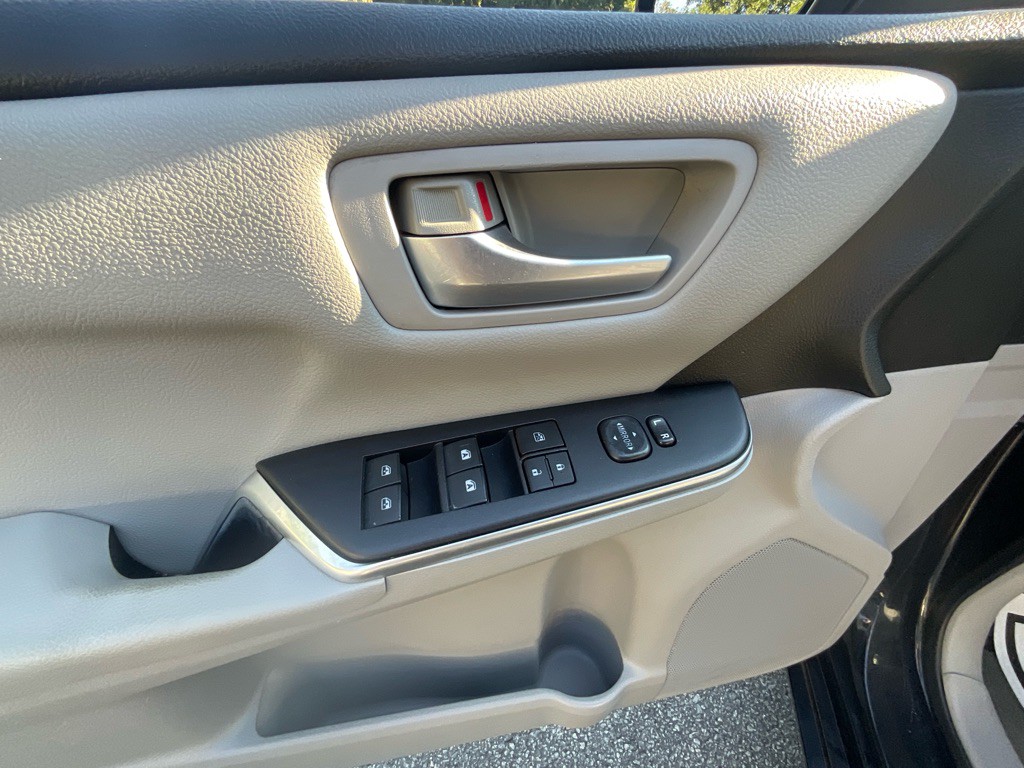 2016 Toyota Camry Image 38