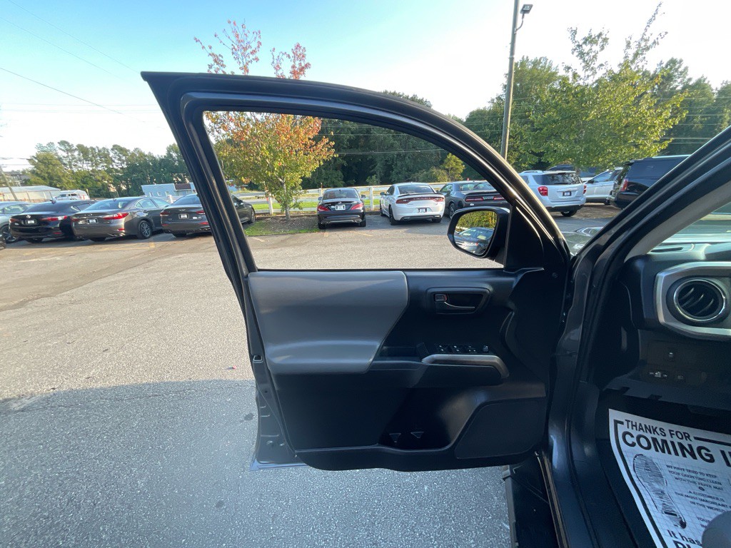 2020 Toyota Tacoma Image 38