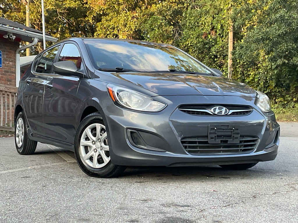 2013 Hyundai Accent Image 3