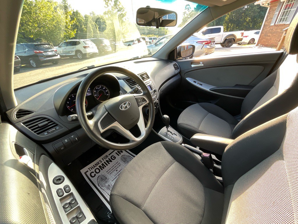 2013 Hyundai Accent Image 14