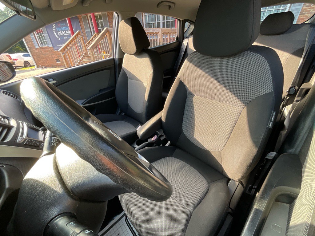 2013 Hyundai Accent Image 15