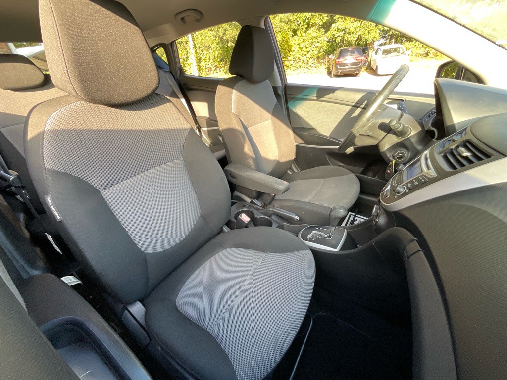 2013 Hyundai Accent Image 18