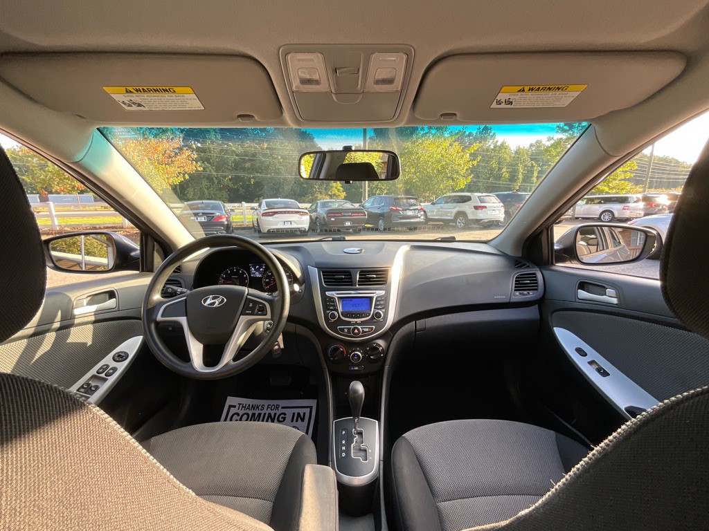 2013 Hyundai Accent Image 19