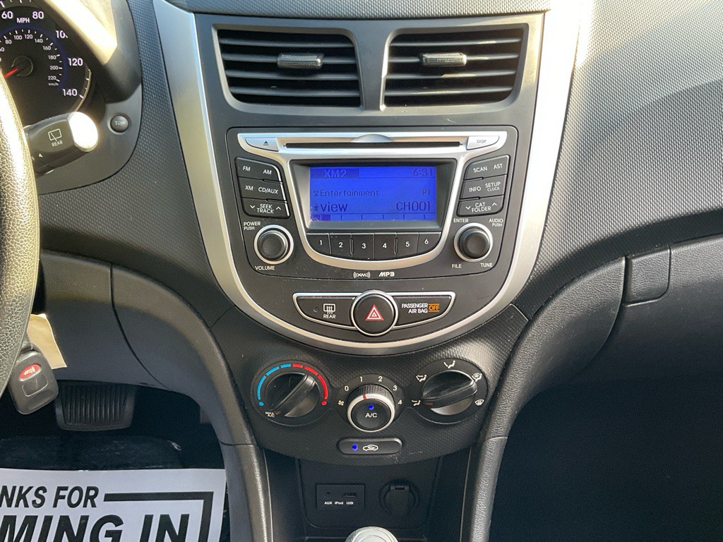2013 Hyundai Accent Image 21