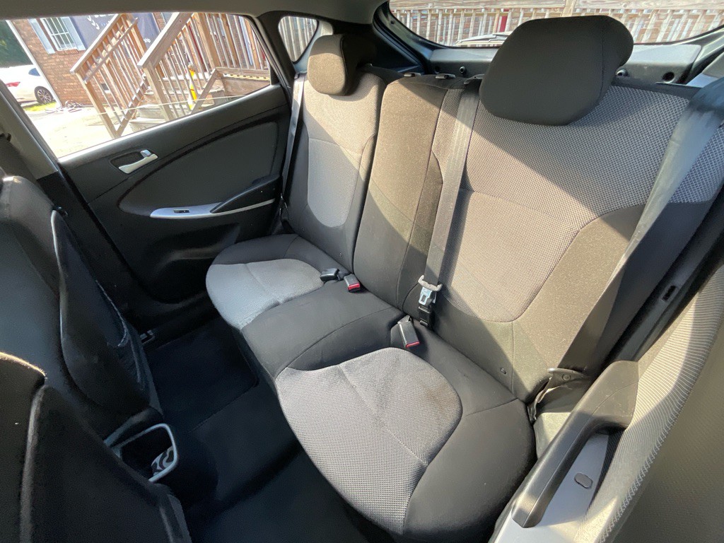 2013 Hyundai Accent Image 27