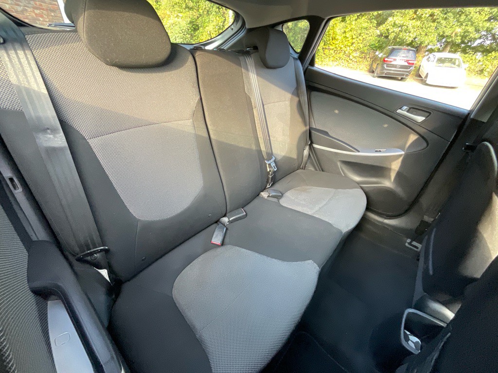 2013 Hyundai Accent Image 30