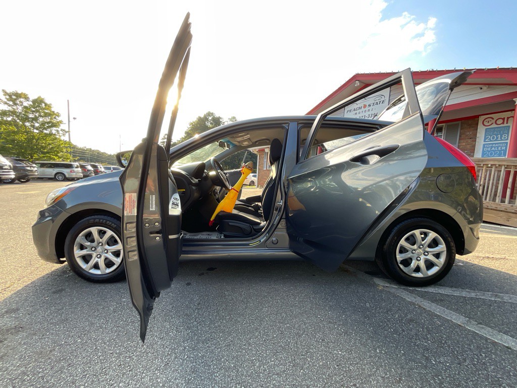 2013 Hyundai Accent Image 32