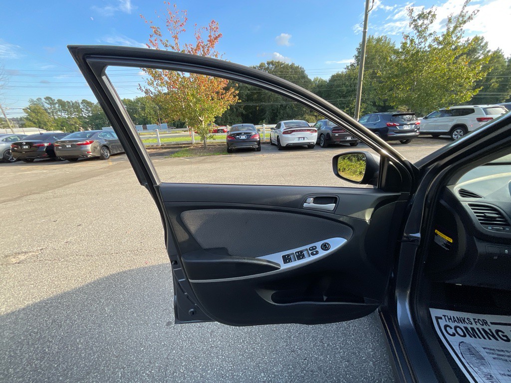 2013 Hyundai Accent Image 34