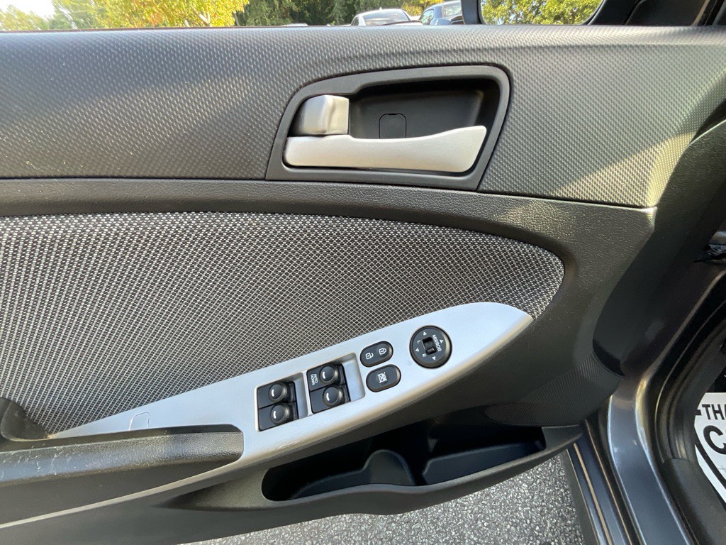 2013 Hyundai Accent Image 35