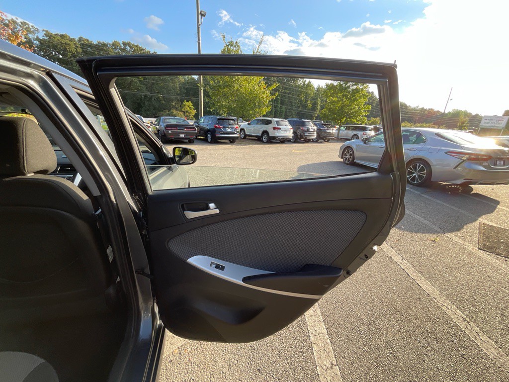 2013 Hyundai Accent Image 39