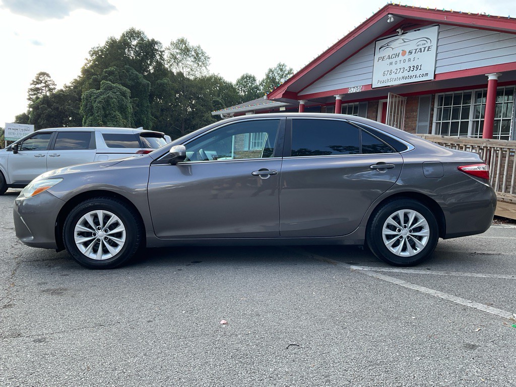2017 Toyota Camry Image 8