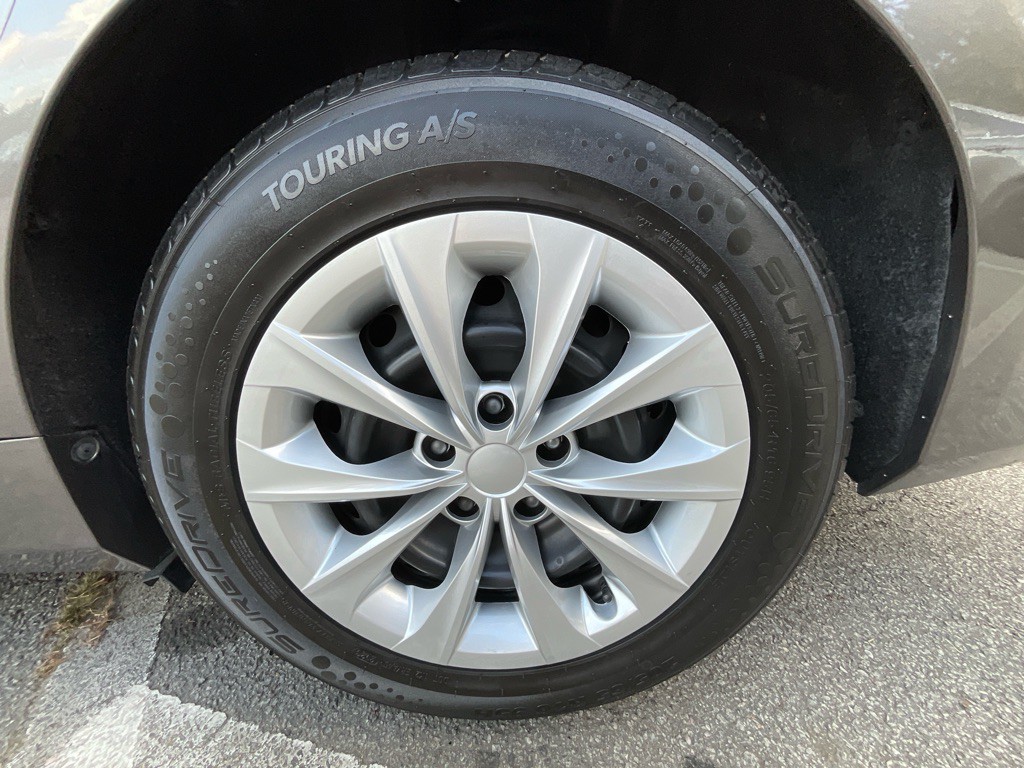 2017 Toyota Camry Image 12