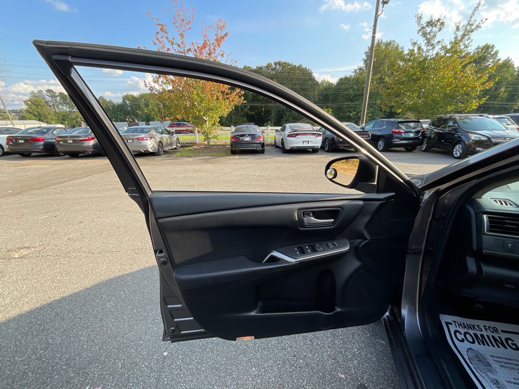 2017 Toyota Camry Image 37