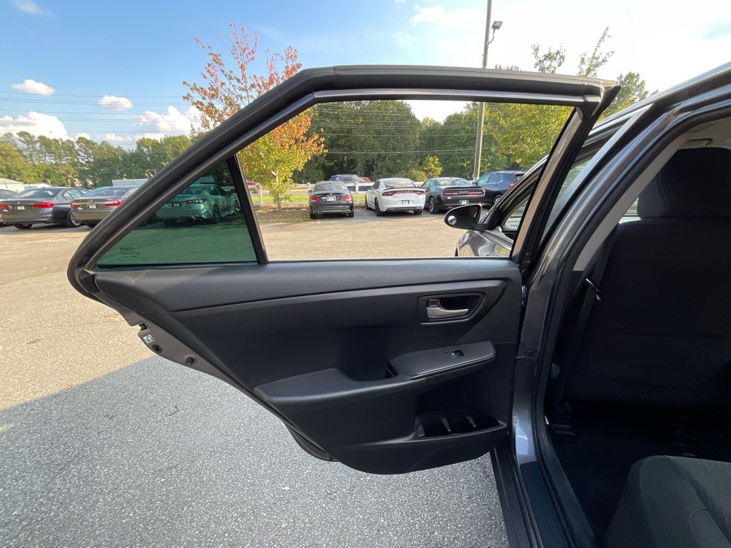 2017 Toyota Camry Image 39