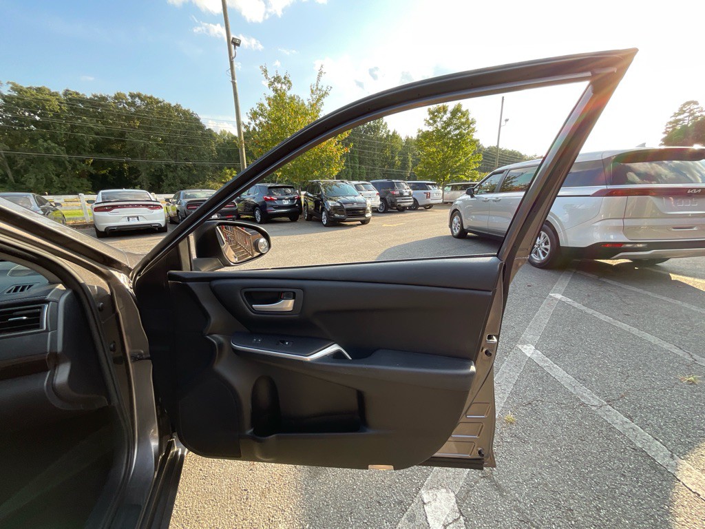 2017 Toyota Camry Image 40