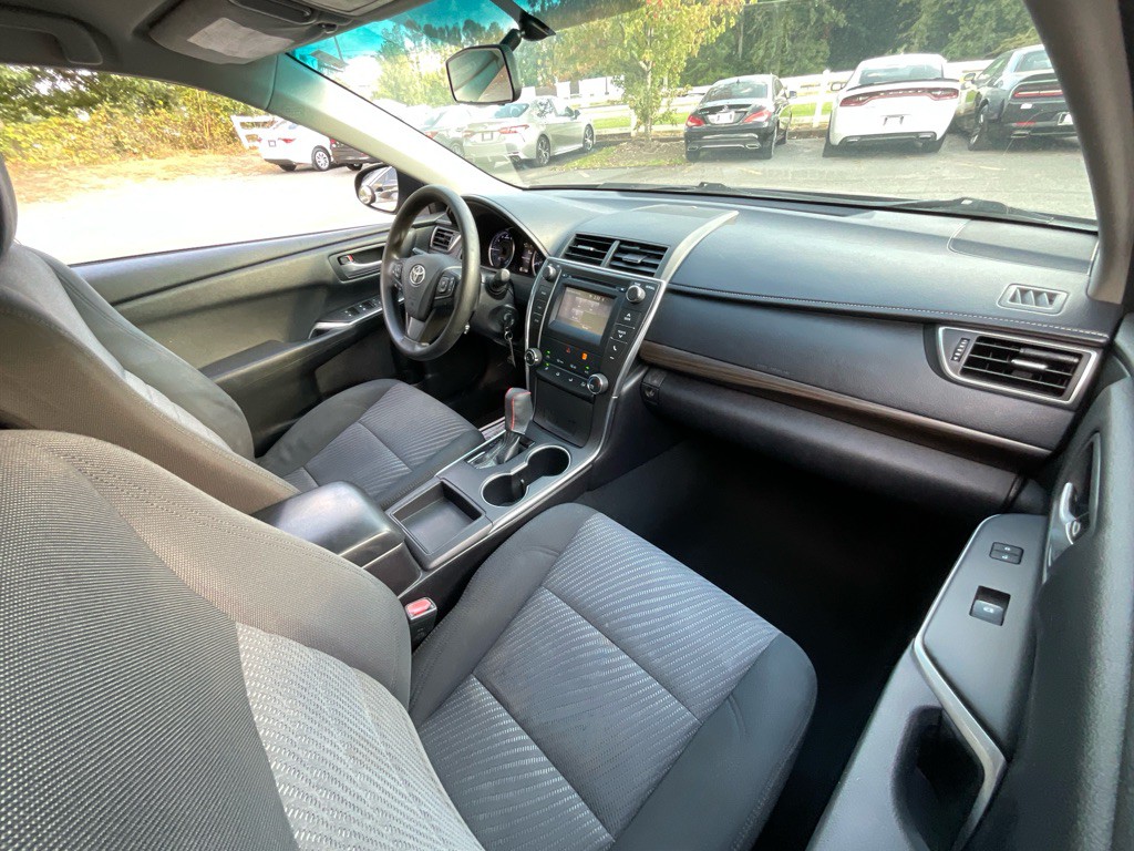 2017 Toyota Camry Image 18