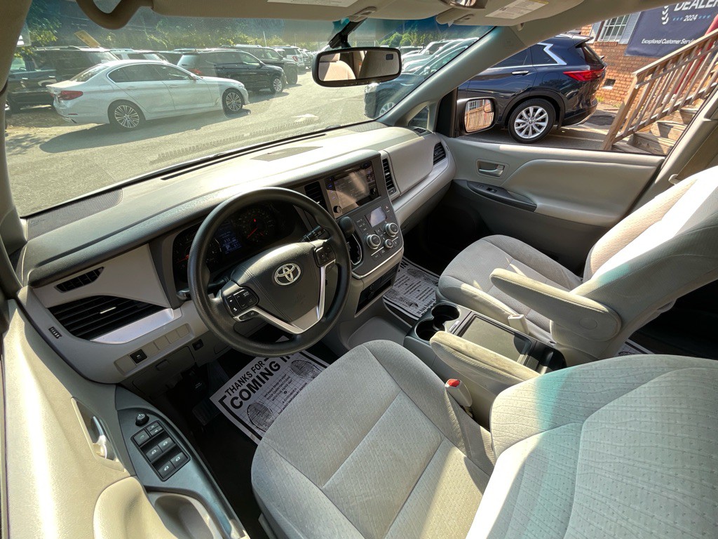 2015 Toyota Sienna Image 13