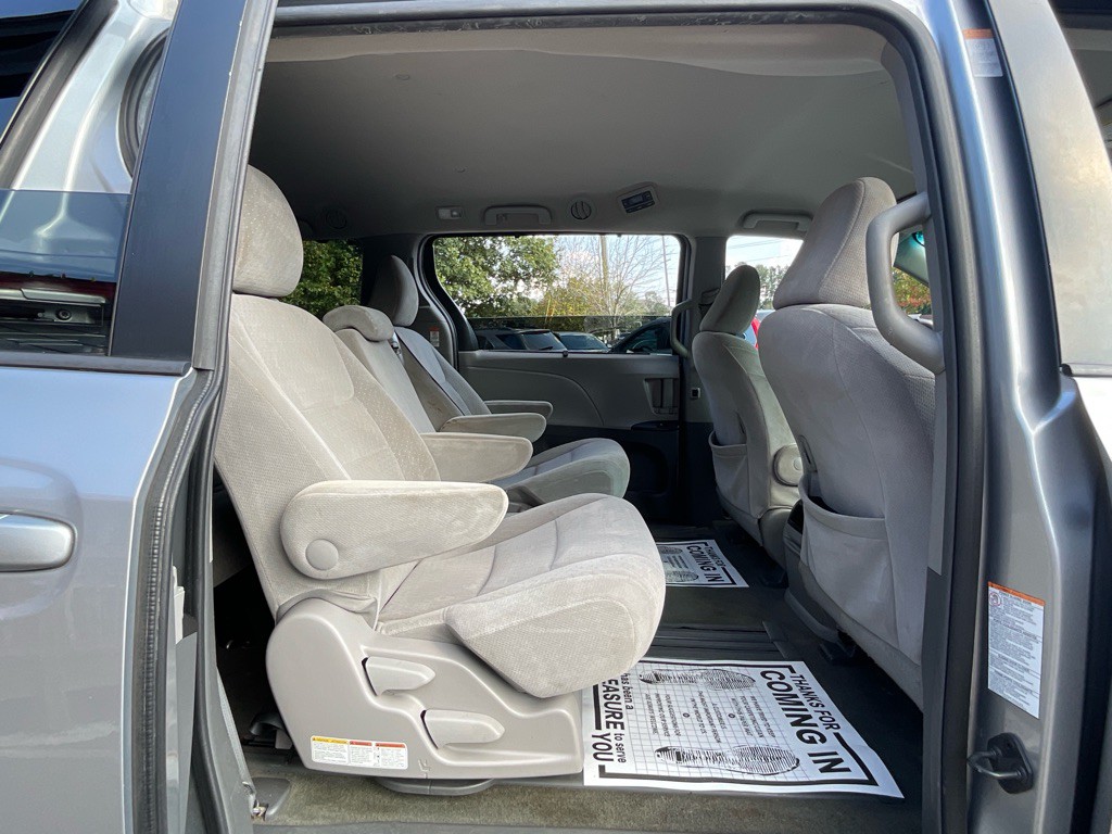 2015 Toyota Sienna Image 30