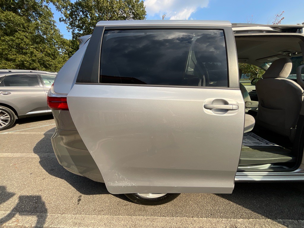 2015 Toyota Sienna Image 40