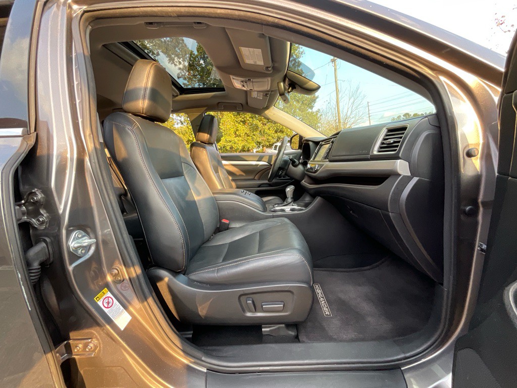 2017 Toyota Highlander Image 17