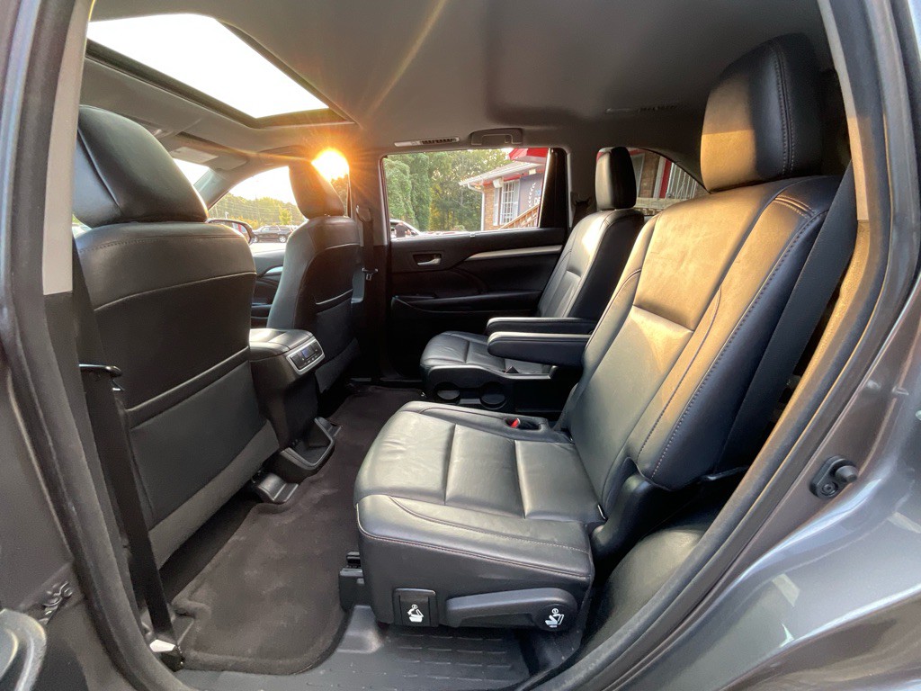 2017 Toyota Highlander Image 29