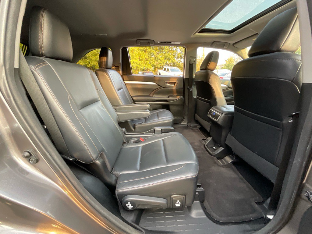 2017 Toyota Highlander Image 32