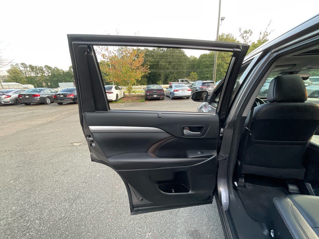 2017 Toyota Highlander Image 47